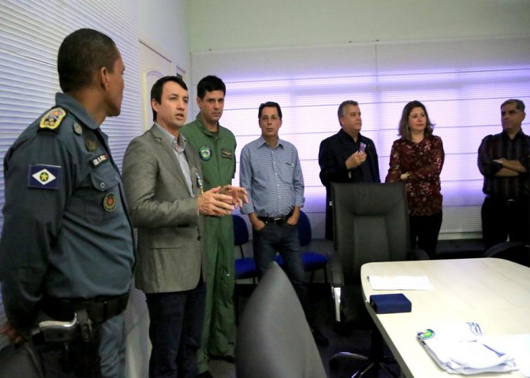 Secretário-executivo do Ministério da Agricultura visitou Ciopaer e recebeu medalha