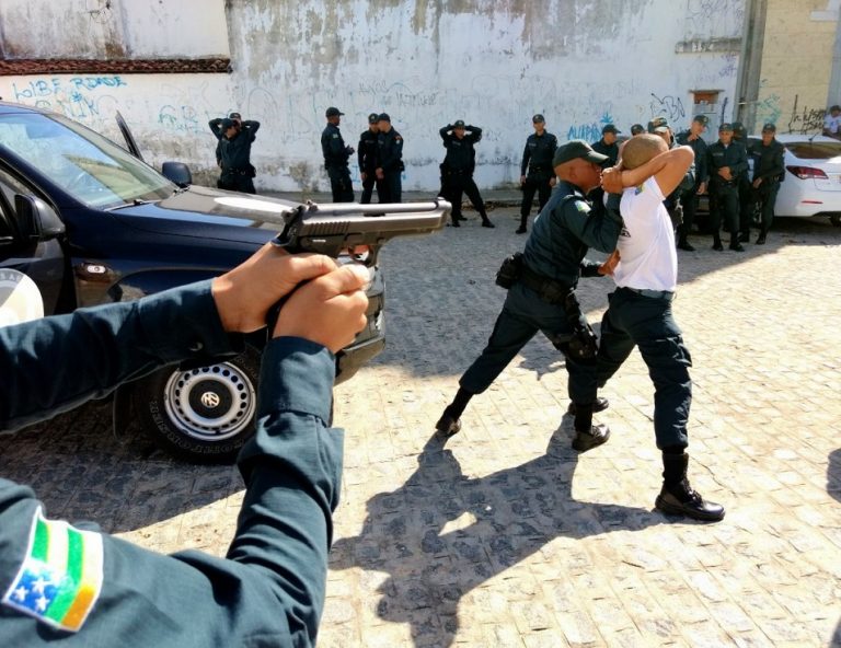 Instrutores do GTA de Sergipe realizam treinamento de abordagem policial para alunos soldados da PM