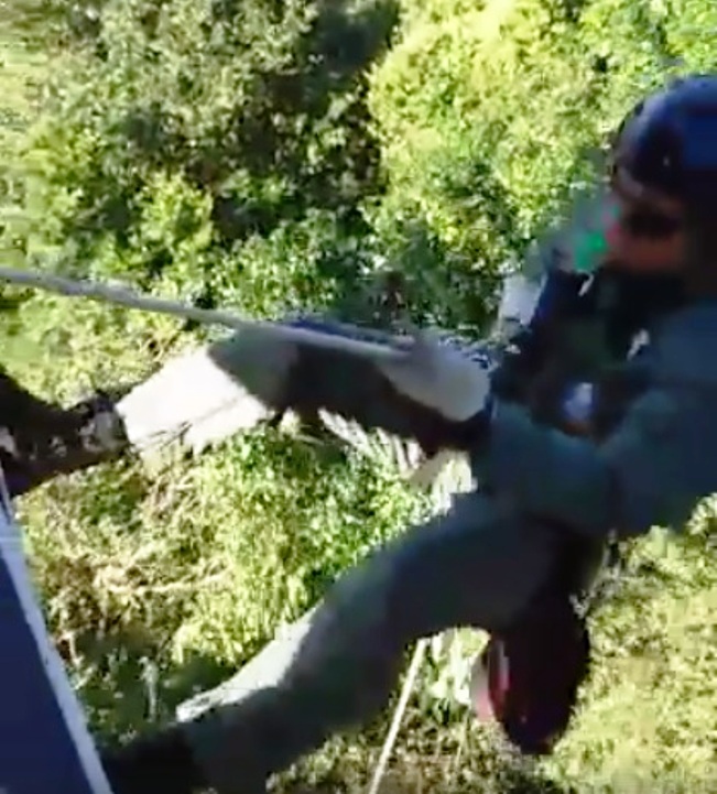 Águia da PM resgata parapentista que caiu em árvores no Norte de Santa Catarina