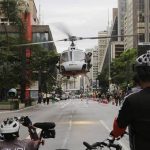 Helicóptero águia da Polícia Militar pousa na avenida Paulista para o resgate de uma pessoa