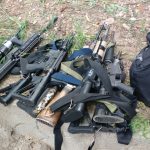 Parte da grande apreensão da Polícia Militar na Cidade Alta – até o momento são 32 fuzis apreendidos