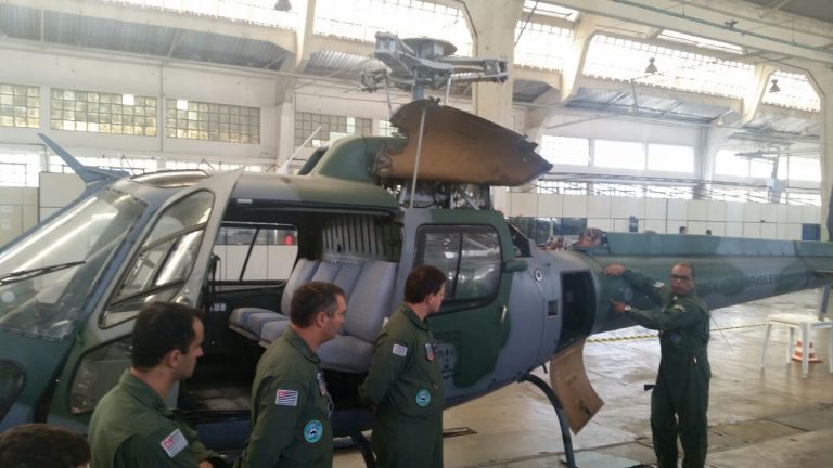 Mecânicos do Grupamento Aéreo da PM realizam curso de familiarização do helicóptero Esquilo na FAB