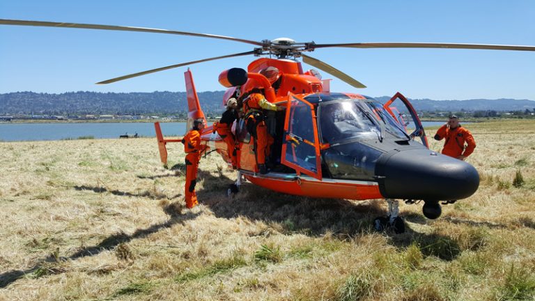 Helicóptero da Guarda Costeira faz pouso de emergência em Berkeley/EUA