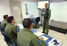 Oficiais da Marinha realizam Ground School do helicóptero Esquilo no Grupamento Aéreo de São Paulo