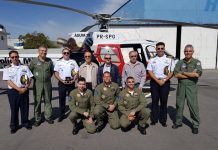 Oficiais da Marinha do Brasil recebem certificado de piloto de helicóptero da PM de São Paulo