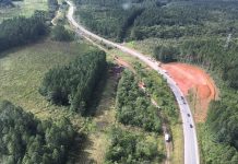 Águia 01 da PM apoiou Defesa Civil Estadual em Itapoá para avaliar área de vazamento de petróleo