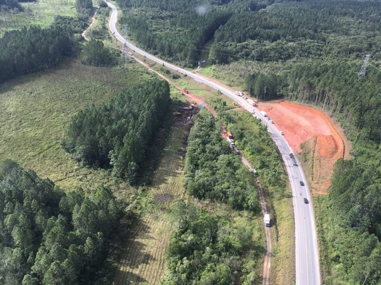 Águia 01 da PM apoiou Defesa Civil Estadual em Itapoá para avaliar área de vazamento de petróleo