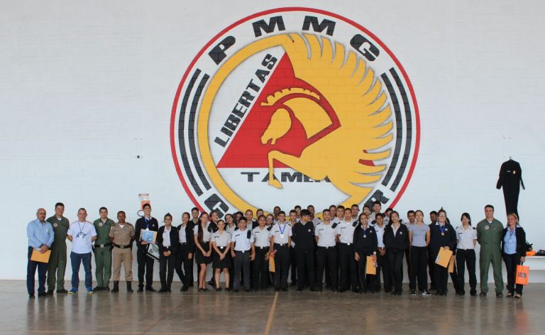 Comando de Aviação do Estado de Minas recebe alunos do projeto 3ª Lei de Newton e o Voo de Asas Rotativas