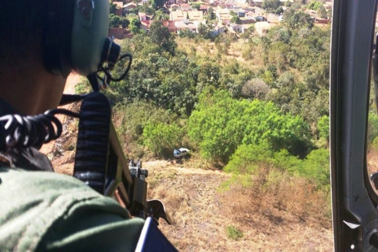 Com apoio do Ciopaer, PM recupera carro roubado em área de mata