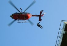 Tripulantes da CIOPAer realizam treinamento com guincho elétrico do EC145