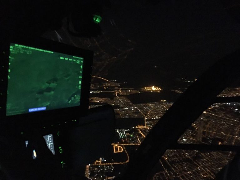 Helicóptero da Receita Federal em operação conjunta flagra contrabando de cigarros no Rio Paraná