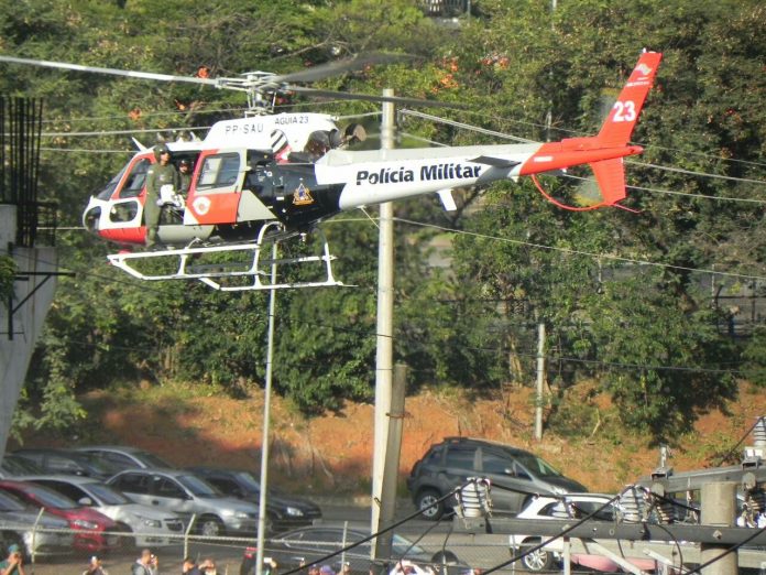 Helicóptero Águia 23 da PM na Avenida Whashington Luís para resgate de policial militar (Foto: Ruben Dario Aguero)