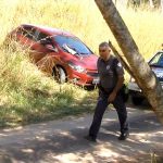 Policiais cercaram os assaltantes em estrada de terra em Jafa, distrito de Garça (Foto: Reprodução / TV TEM)