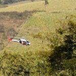 O helicóptero Águia foi utilizado nas buscas pelo segundo assaltante, que se escondeu no matagal (Foto: Reprodução / TV TEM)