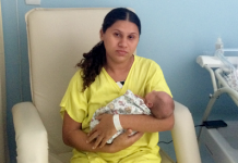 Mãe comemora recuperação do filho no Hospital Regional Norte de Sobral/CE