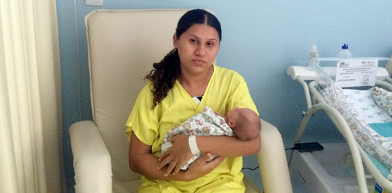 Mãe comemora recuperação do filho no Hospital Regional Norte de Sobral/CE