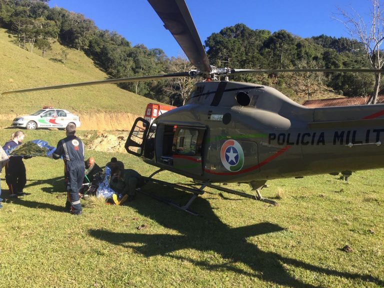 Águia 02 do BAPM/SC resgata homem gravemente ferido após artefato explodir