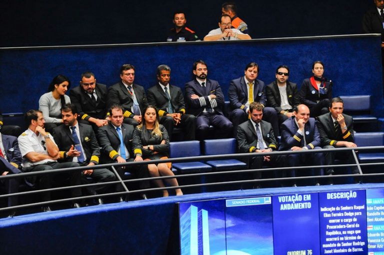 Aprovado projeto que regulamenta o exercício da profissão de Aeronauta