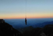 Águia 04 resgata menina que sofreu queda de penhasco na Serra do Rio do Rastro em Santa Catarina