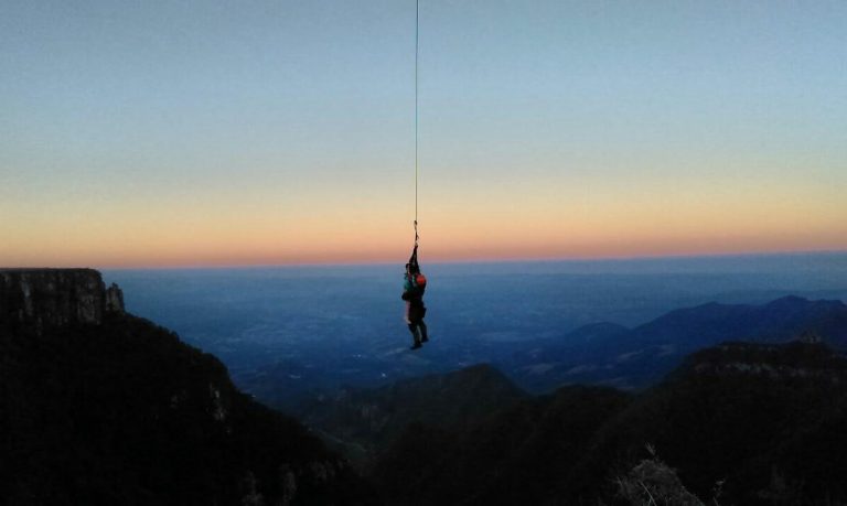 Águia 04 resgata menina que sofreu queda de penhasco na Serra do Rio do Rastro em Santa Catarina
