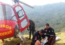 Arcanjo 02 realiza salvamento de vítima que praticava trekking na Serra de Passa Quatro/MG.