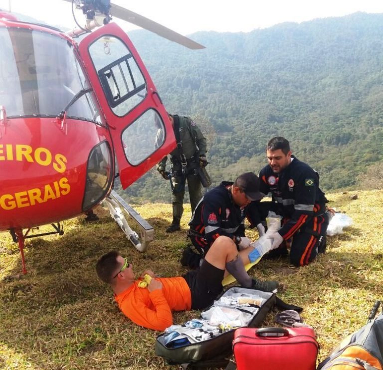 Arcanjo 02 realiza salvamento de vítima que praticava trekking na Serra de Passa Quatro/MG.