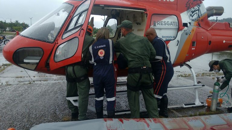 Falcão 05 e equipe do SAMU realizam atendimento à vítima de acidente na BR-101