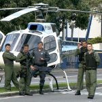 Helicóptero pousa no meio da avenida Marechal Mascarenhas de Moraes (Foto: Reprodução/ TV Gazeta)