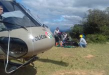 Águia 01 resgata piloto de parapente que caiu no morro das antenas em Jaraguá do Sul