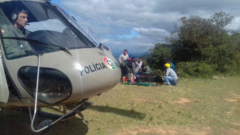 Águia 01 resgata piloto de parapente que caiu no morro das antenas em Jaraguá do Sul