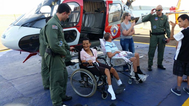Pacientes do Hospital Neurológico Ritinha Prates de Araçatuba visitam Base do helicóptero Águia da PM