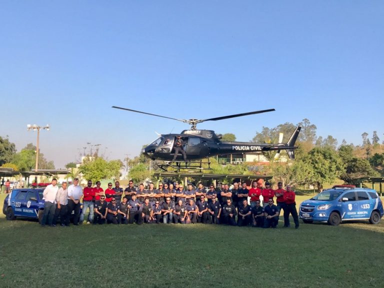 Agentes da Guarda Municipal de Tubarão fazem treinamento a bordo do helicóptero do SAER