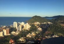 Arcanjo 03 resgata piloto de parapente que caiu no Morro do Careca em Balneário Camboriú