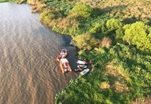 Com ajuda de helicóptero e lanchas, homens são resgatados após passar a noite à deriva no Guaíba
