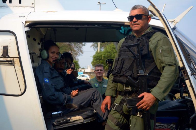 Experiência de viver dia de policial e voar com CIOPAer encanta adolescentes