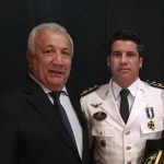 Maj PM Wolney sendo cumprimentado pelo Exmo. Sr. Jackson Barreto, Governador do Estado de Sergipe