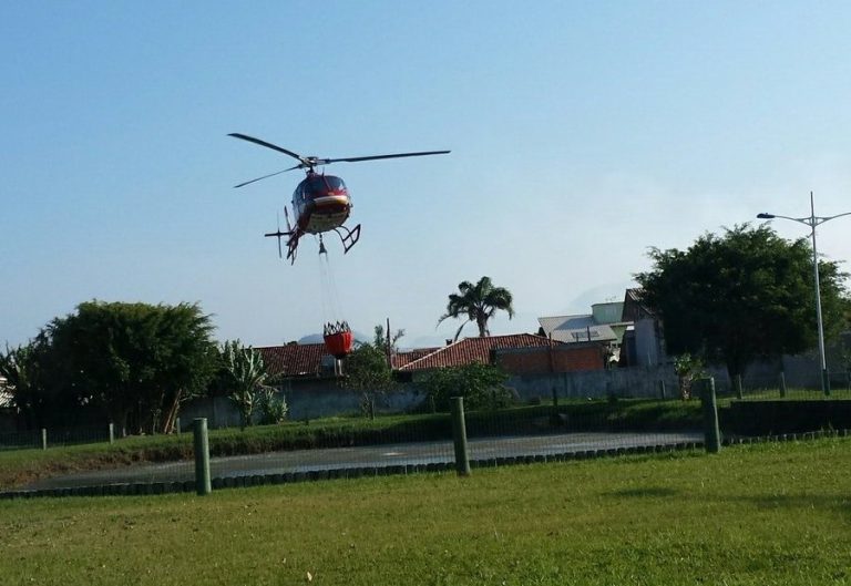 Arcanjo apoiou equipes em combate a incêndio florestal no Bairro Campeche em Florianópolis