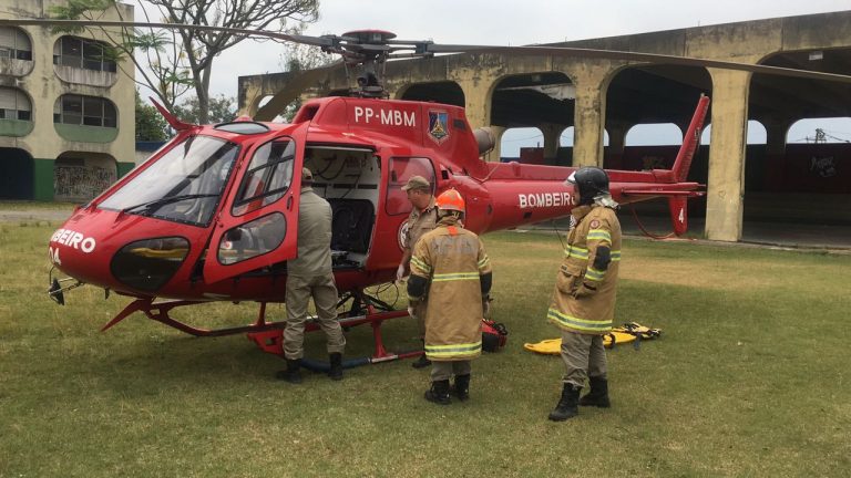 Bombeiros socorrem vítimas de colisão de ônibus com trem em Duque de Caxias