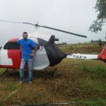 Valdir dos Santos estilizou um VW Fusca com as cores do Águia da PM e o deixou defronte a sua propriedade (Foto: Valdir José dos Santos/Arquivo pessoal)