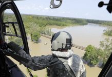 Equipes de resgate em caminhões e helicópteros salvam texanos presos por enchentes do Harvey