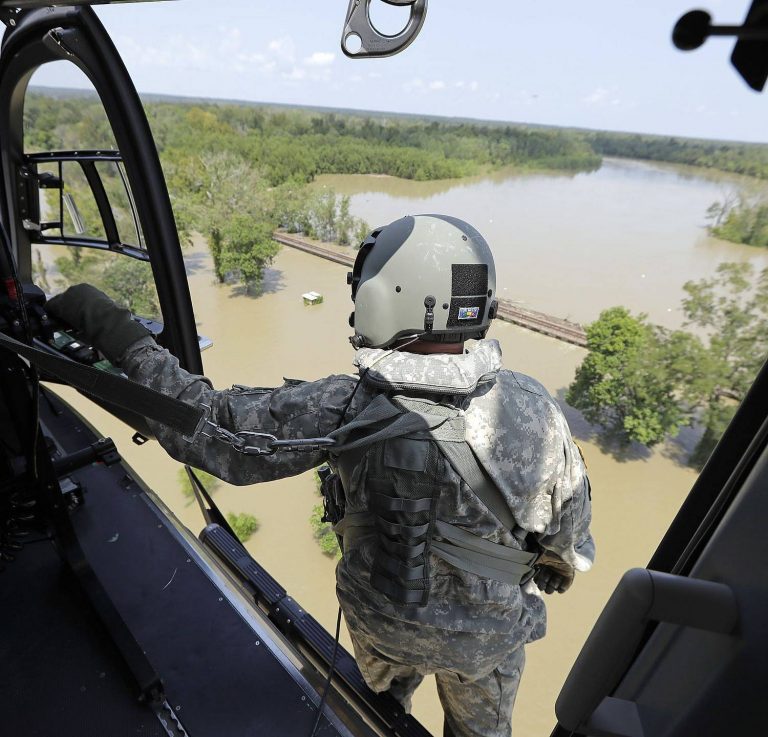 Equipes de resgate em caminhões e helicópteros salvam texanos presos por enchentes do Harvey