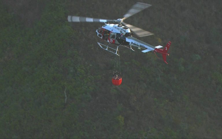 Águia 02 ajuda bombeiros a controlar incêndio no Parque Estadual do Juquery, em Franco da Rocha