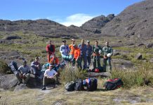 Águia 07 apoia bombeiros e resgata vítima de queda no Pico dos Marins