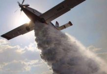 Aviões Air Tractor e helicópteros do Corpo de Bombeiros ajudam no combate ao incêndio no Parque Nacional de Brasília