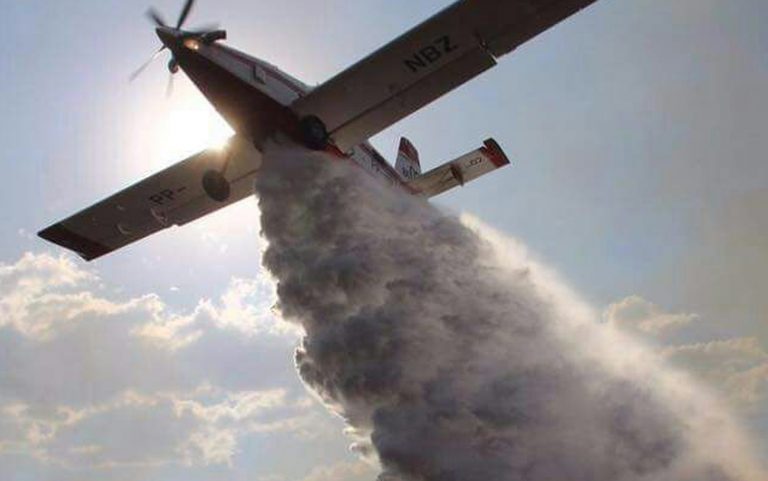 Aviões Air Tractor e helicópteros do Corpo de Bombeiros ajudam no combate ao incêndio no Parque Nacional de Brasília