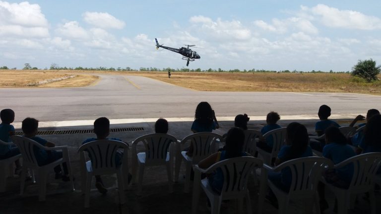Rapel e voo do GTA encantam alunos de escolas públicas do Amapá em programação para as crianças