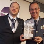 O presidente da ABRAPAC, cmte. Aldo Bien, entrega o Prêmio ABRAPAC 2017 ao Coronel Alberto Sardilli, da PM Ambiental