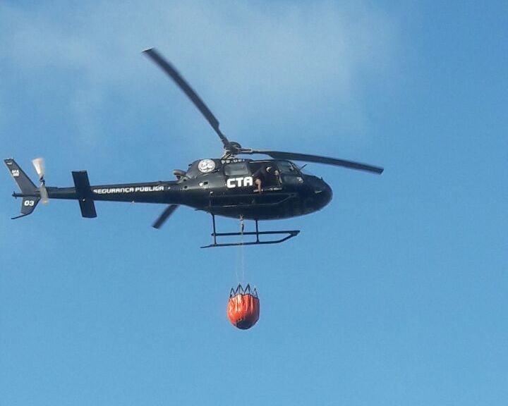 Centro Tático Aéreo apoia bombeiros no combate a incêndio florestal na avenida litorânea, em São Luís
