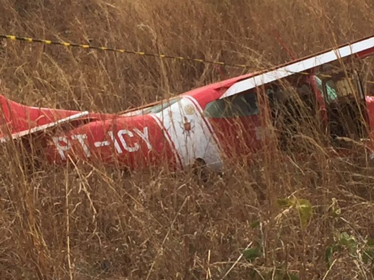 Avião do Corpo de Bombeiros do DF sai da pista após o pouso e não há feridos