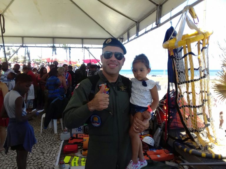 Grupamento Aéreo da PM da Bahia marca presença no dia das crianças